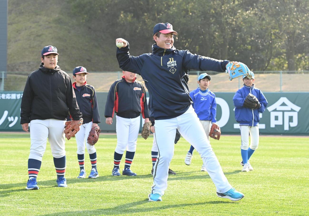 野球教室で笑顔を見せながら指導するオリックス内藤（撮影・和賀正仁）