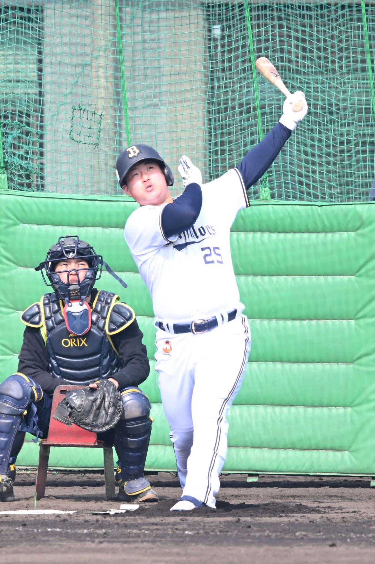 フリー打撃で鋭い打球を放つオリックス内藤（撮影・和賀正仁）