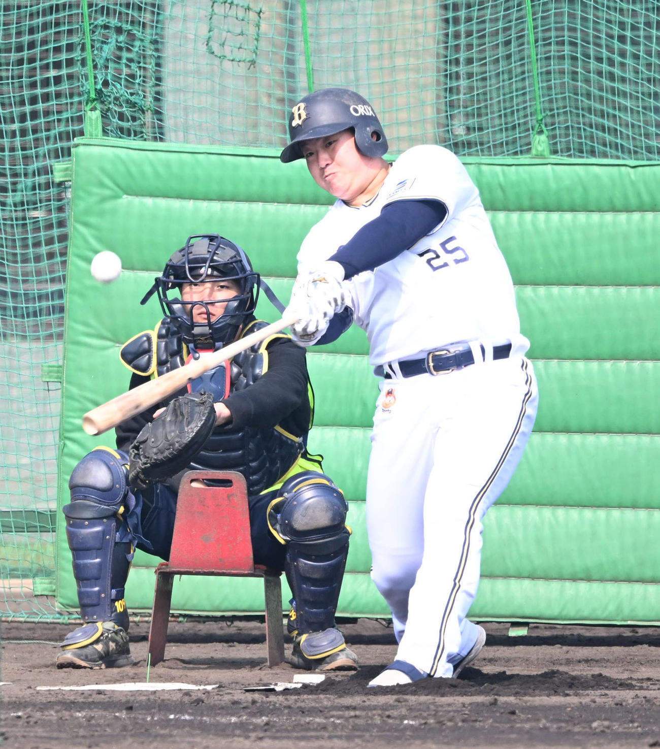フリー打撃で鋭い打球を放つオリックス内藤（撮影・和賀正仁）