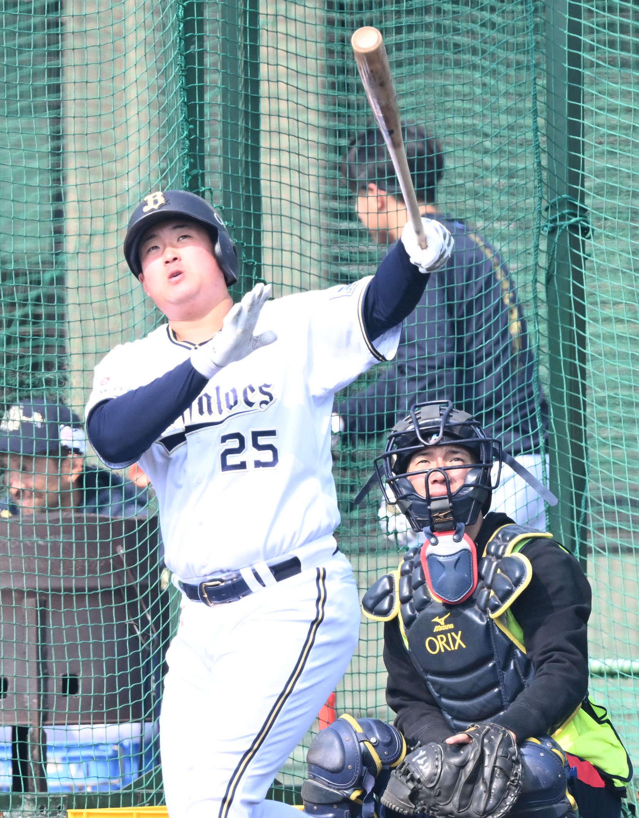 フリー打撃で鋭い打球を放つオリックス内藤（撮影・和賀正仁）