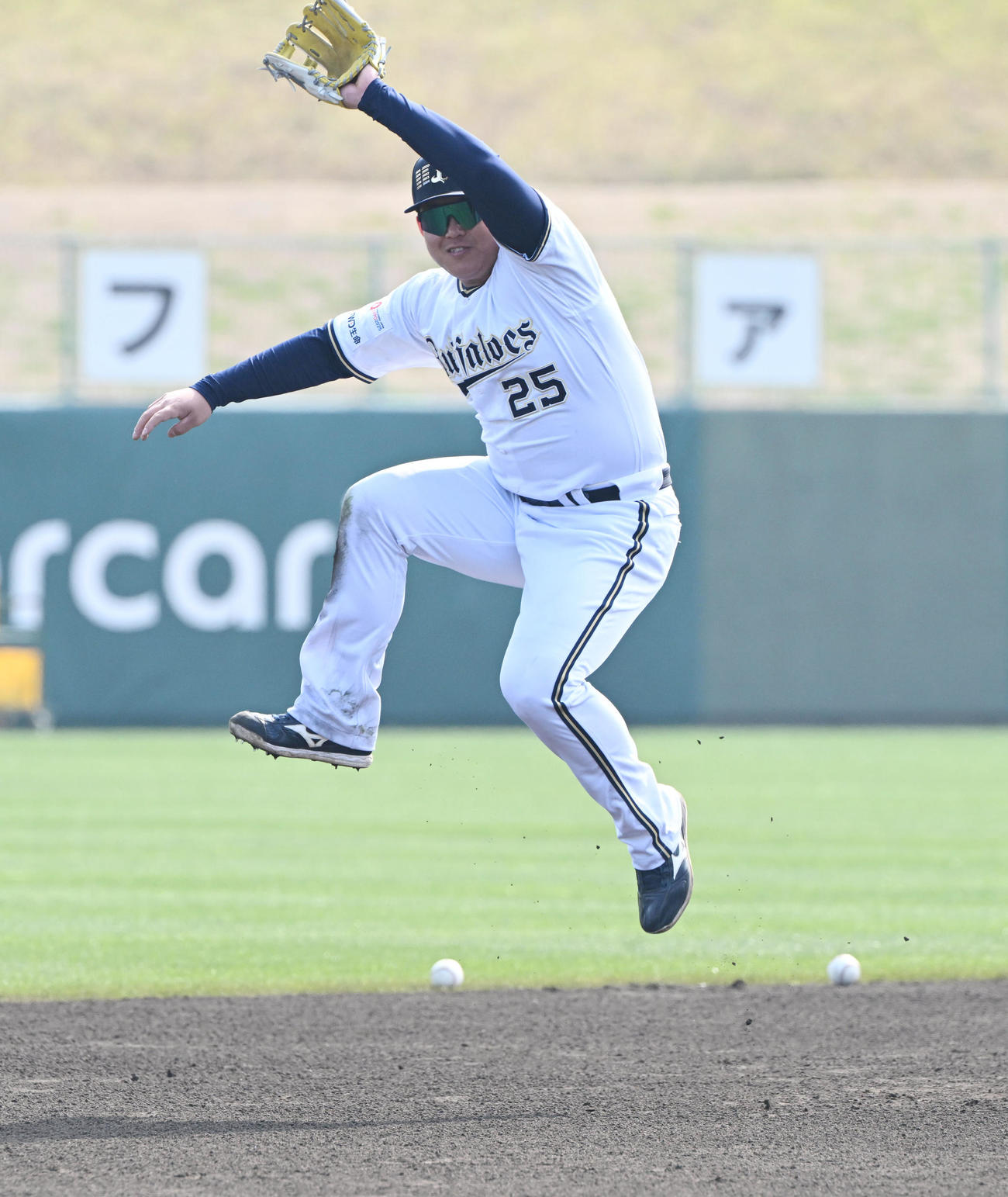 フリー打撃のボールに飛び付くオリックス内藤（撮影・和賀正仁）
