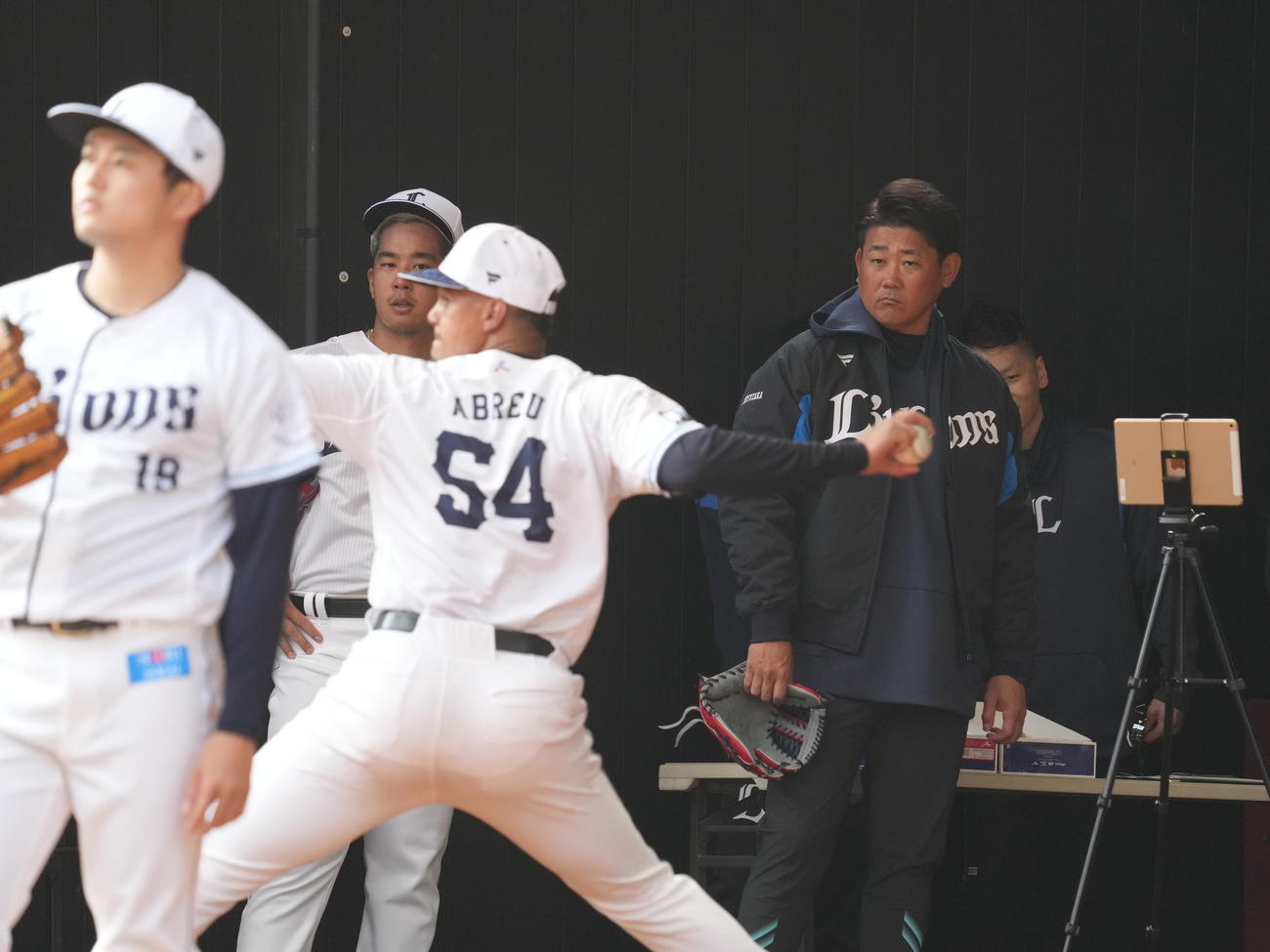 西武南郷キャンプ第2クール1日目、ブルペンでアブレイユ（左）の投球を見つめる臨時投手コーチの松坂氏（撮影・小沢裕）