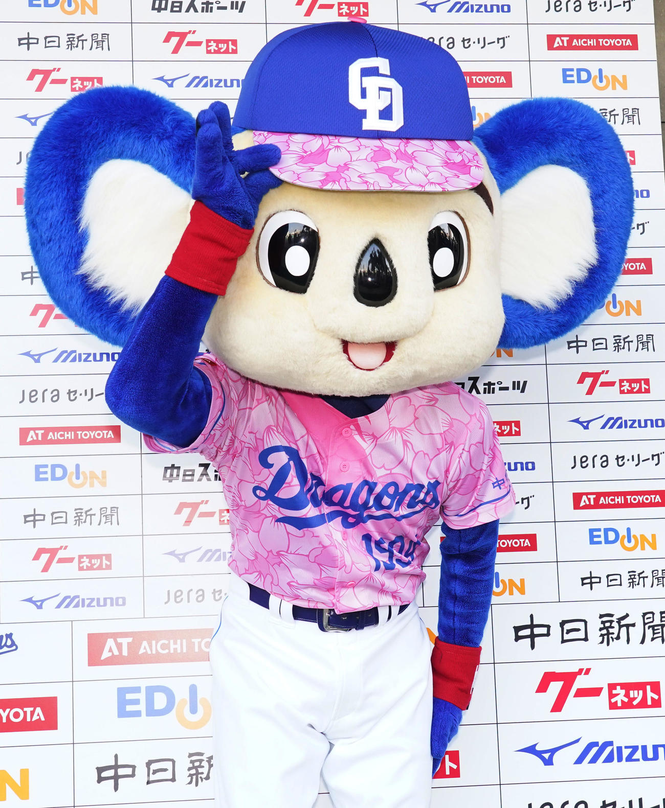 2024昇竜ユニホーム第1弾となる桜をイメージしたユニホームを着用しポーズを決めるドアラ（撮影・森本幸一）