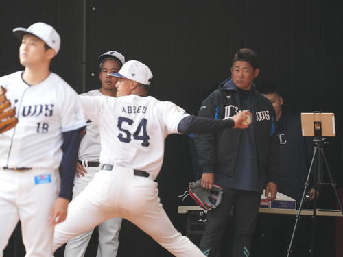 西武南郷キャンプ第2クール1日目、ブルペンでアブレイユ(左)の投球を見つめる臨時投手コーチの松坂氏(撮影・小沢裕)