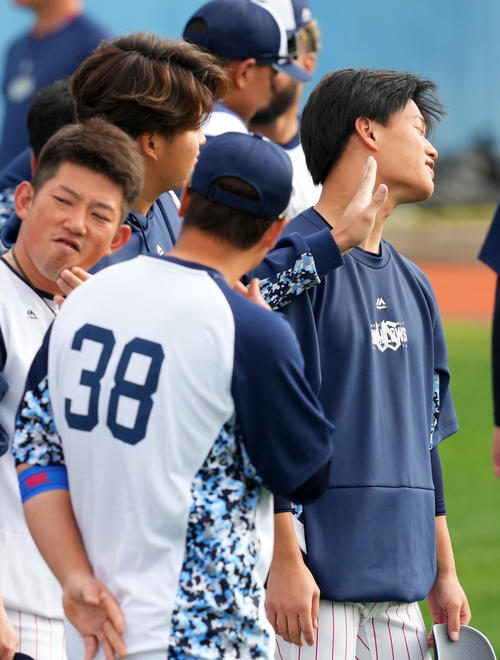 ヤクルト高橋(右)にヒゲを抜かれ痛かった村上は反撃のビンタ(撮影・横山健太)