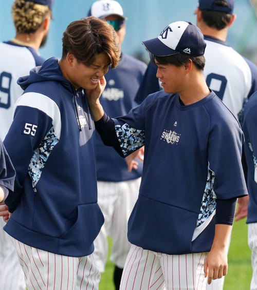 ヤクルト高橋(右)にヒゲを抜かれ痛かった村上は反撃のビンタを繰り出した(撮影・横山健太)