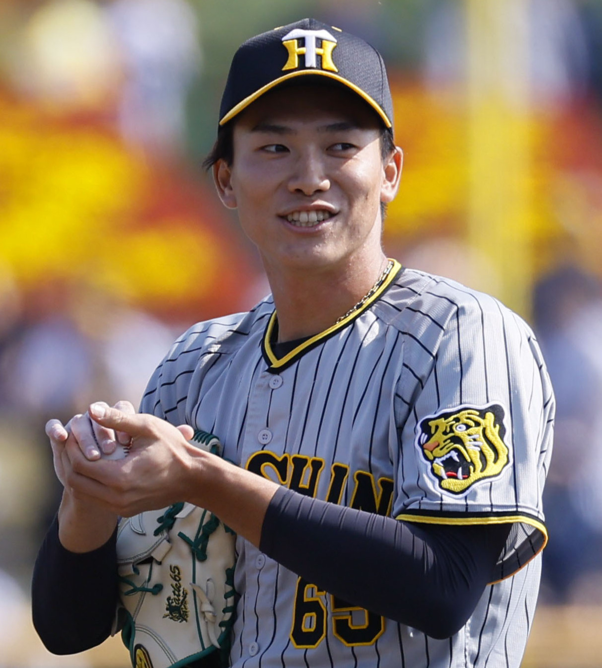 紅白戦　5回裏白組2死、マウンドで笑顔を見せる湯浅（撮影・藤尾明華）