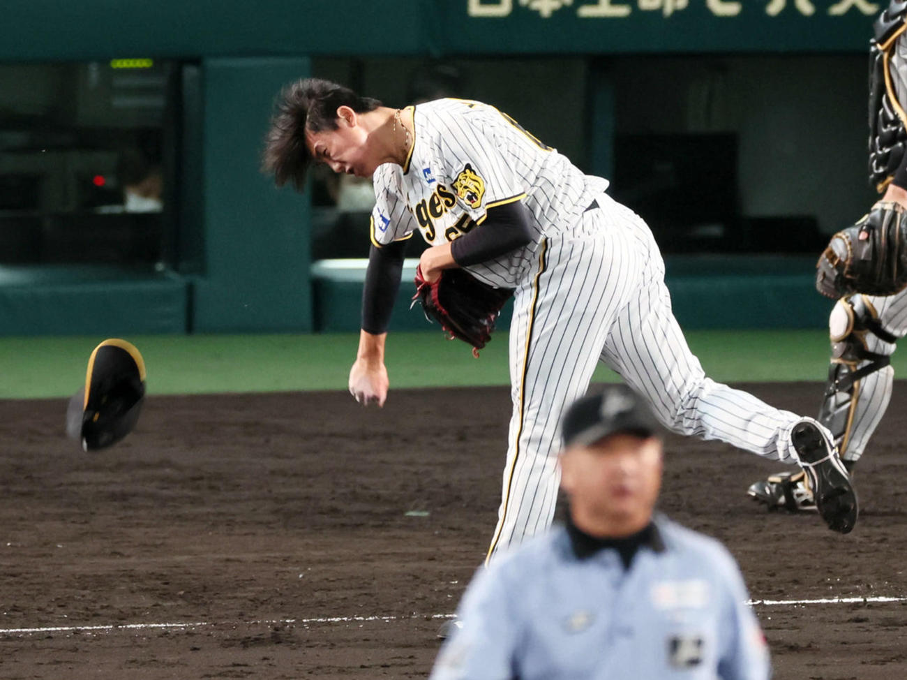 23年6月、ロッテ戦の9回表に登板し3失点した阪神湯浅。帽子を投げつけて悔しがる