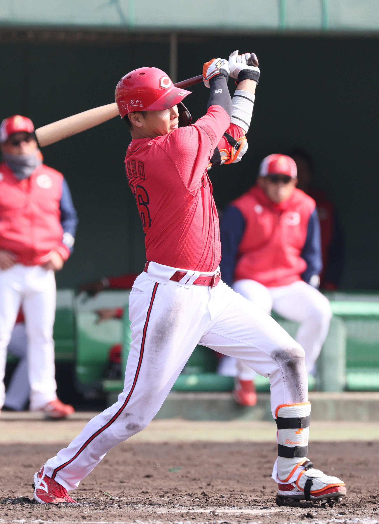 紅白戦　3回表紅組2死、広島久保は中前打を放つ（撮影・加藤孝規）