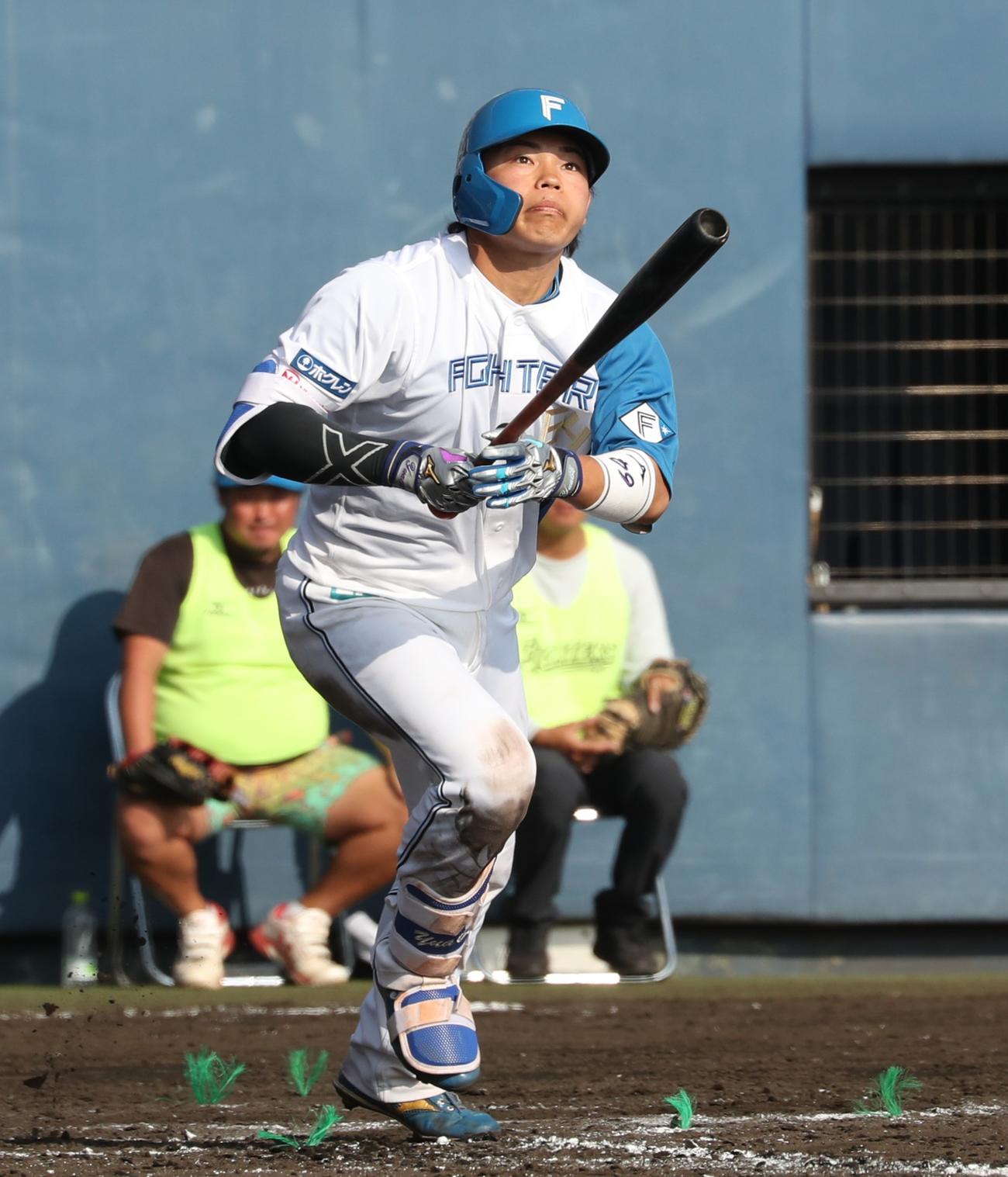 日本ハム対楽天　8回裏日本ハム無死、一前内野安打を放つ田宮（撮影・黒川智章）