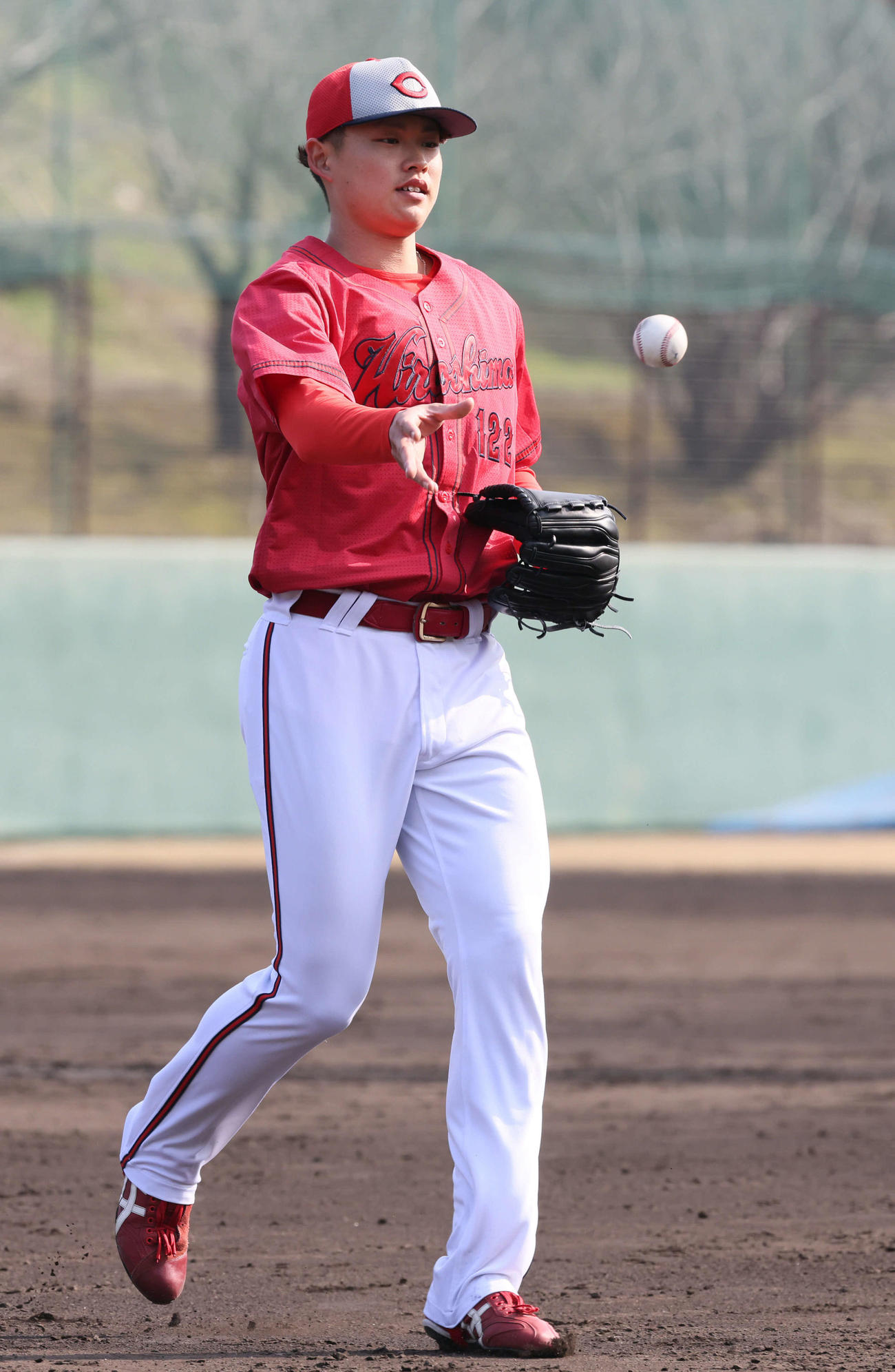 紅組5番手で登板したナックルボーラーの広島坂田は大盛を投ゴロに仕留める（撮影・加藤孝規）