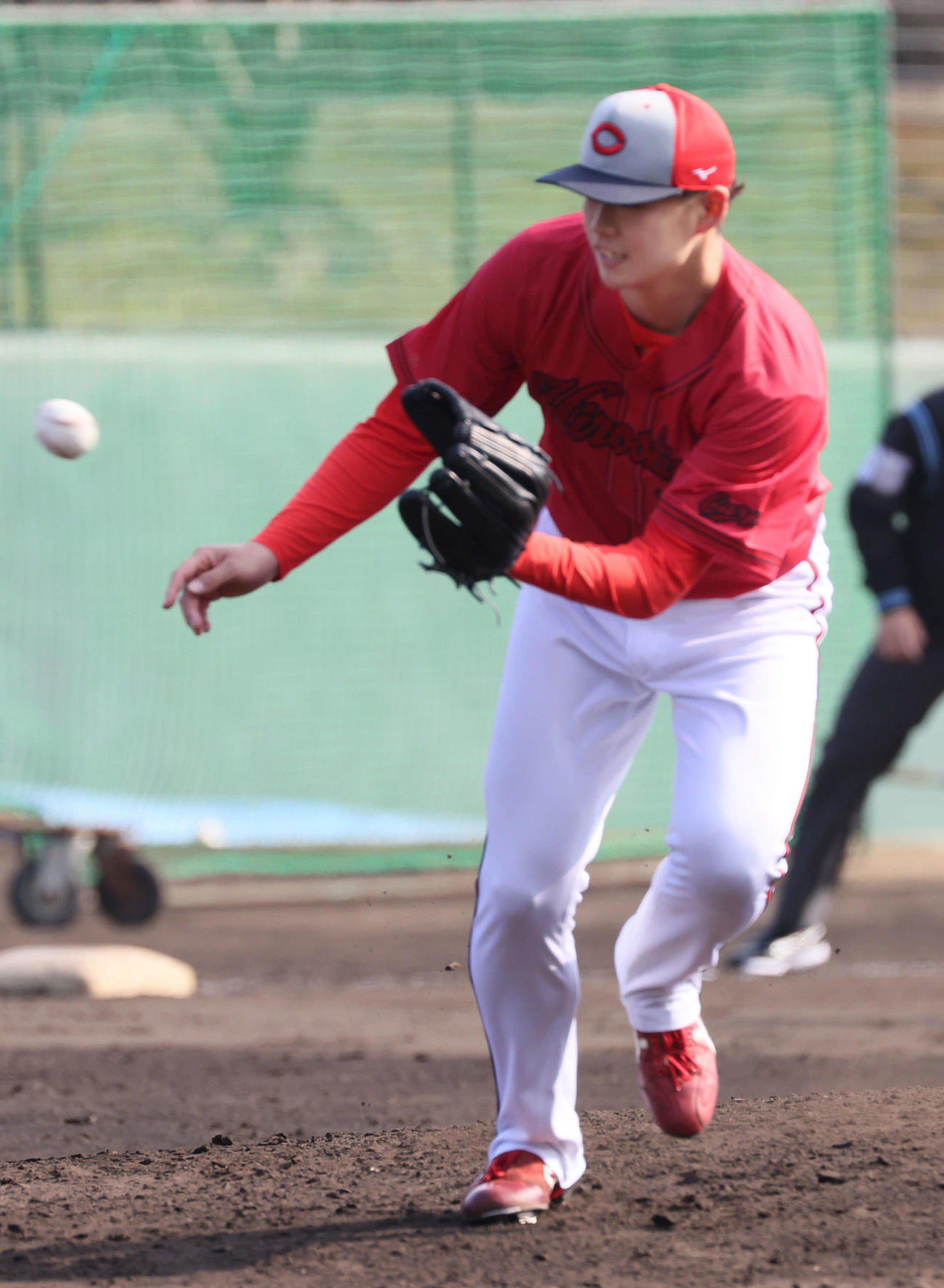 紅白戦　6回裏白組1死、紅組5番手で登板したナックルボーラーの広島坂田は大盛を投ゴロに打ち取る（撮影・加藤孝規）