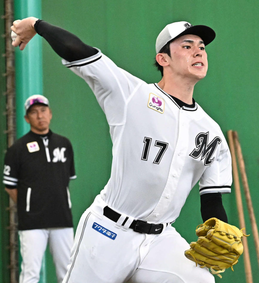 ブルペンで投球練習するロッテ佐々木。右手前は二木（撮影・滝沢徹郎）