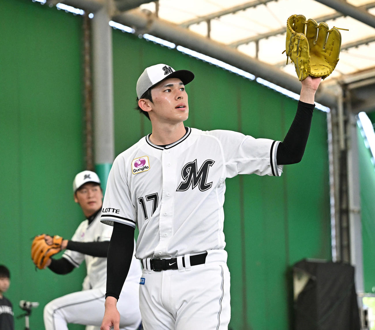 ブルペンで投球練習するロッテ佐々木。後方は二木（撮影・滝沢徹郎）