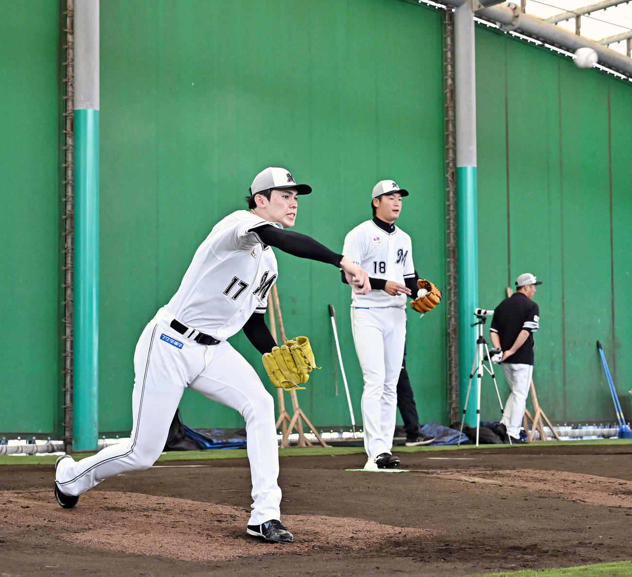 ブルペンで投球練習するロッテ佐々木。後方は二木（撮影・滝沢徹郎）