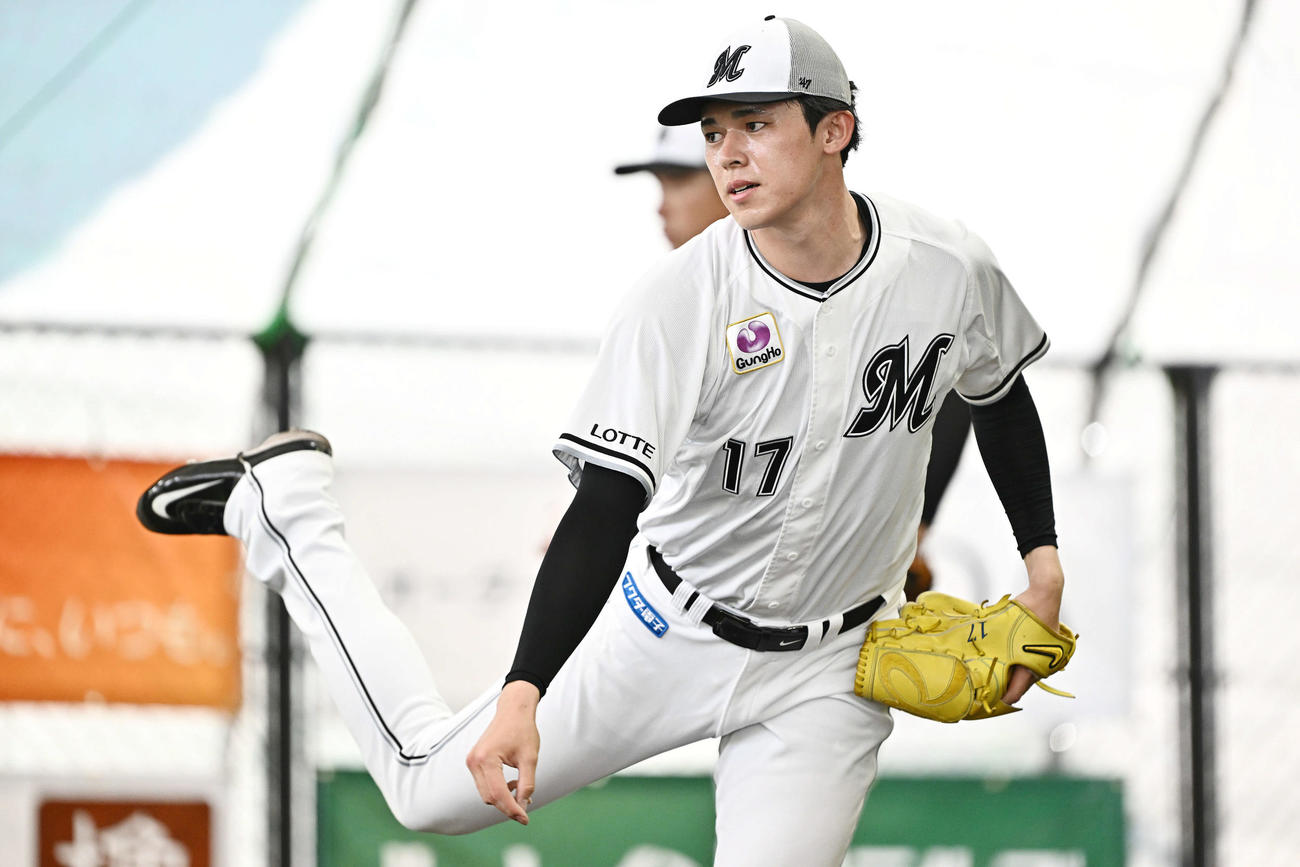ブルペンで投球練習するロッテ佐々木（撮影・滝沢徹郎）