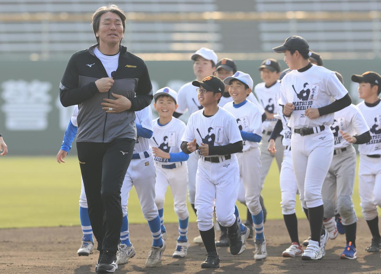 松井秀喜野球教室で、子どもたちと走る松井秀喜氏(撮影・浅見桂子)

