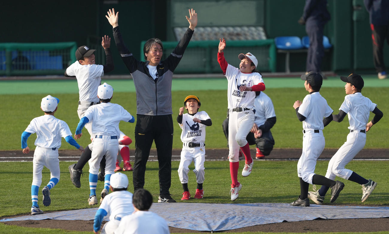 野球教室で子供たちとアップする巨人松井臨時コーチ（撮影・鈴木みどり）