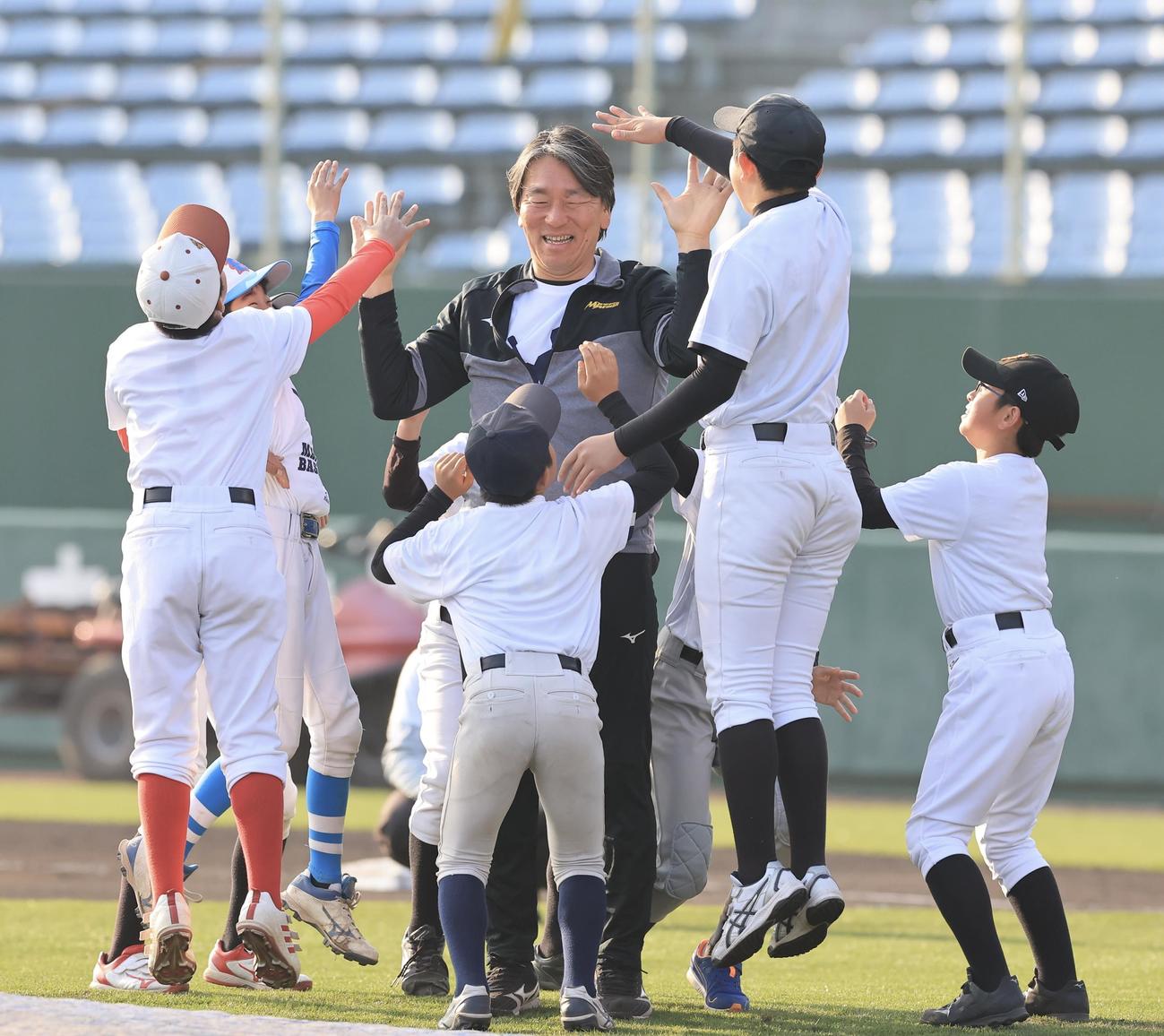 松井秀喜野球教室で、子どもたちと触れ合う松井秀喜氏(撮影・浅見桂子)