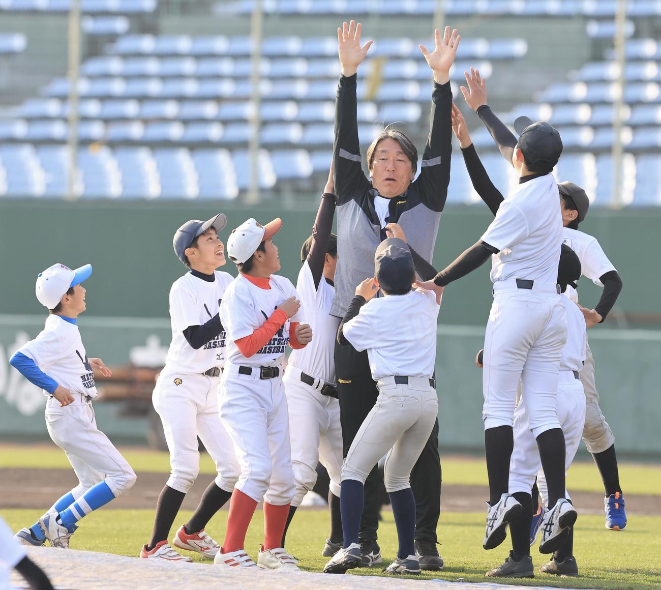 松井秀喜野球教室で、子どもたちと触れ合う松井氏(撮影・浅見桂子)