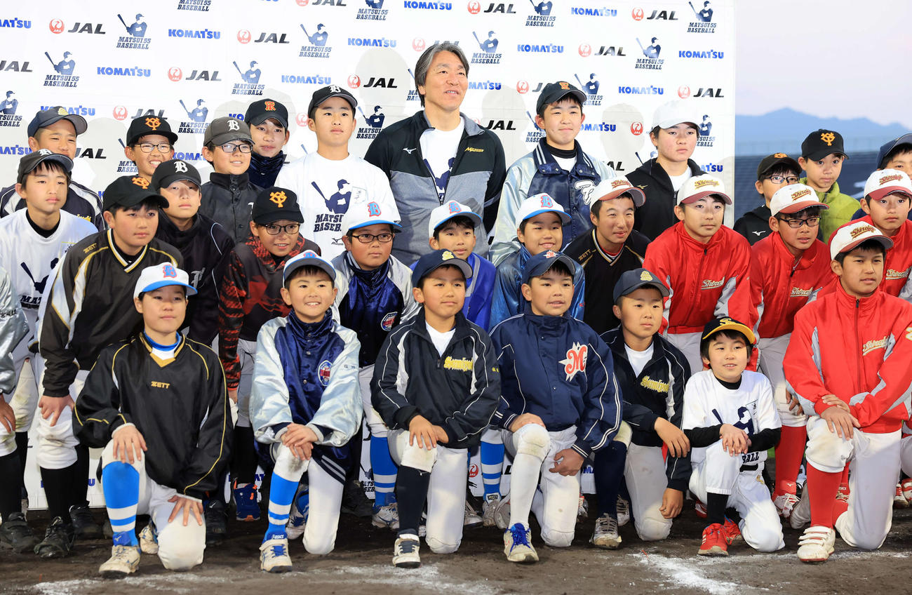 松井秀喜野球教室で、子どもたちと記念撮影する松井秀喜氏（撮影・浅見桂子）