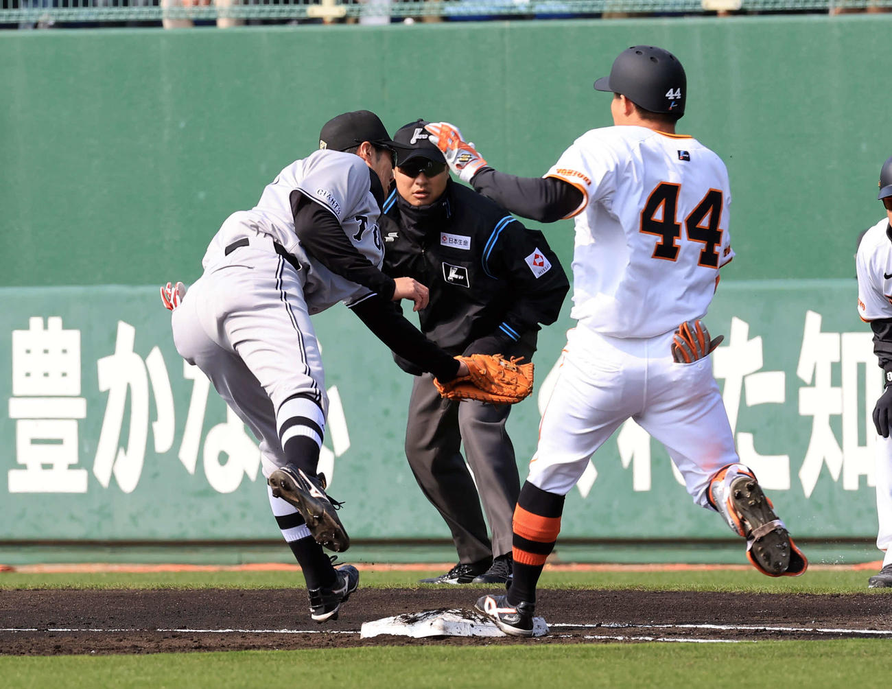 巨人紅白戦　2回裏白組無死、佐々木（右）の二塁ゴロで、送球を捕球した若林と接触する（撮影・浅見桂子）