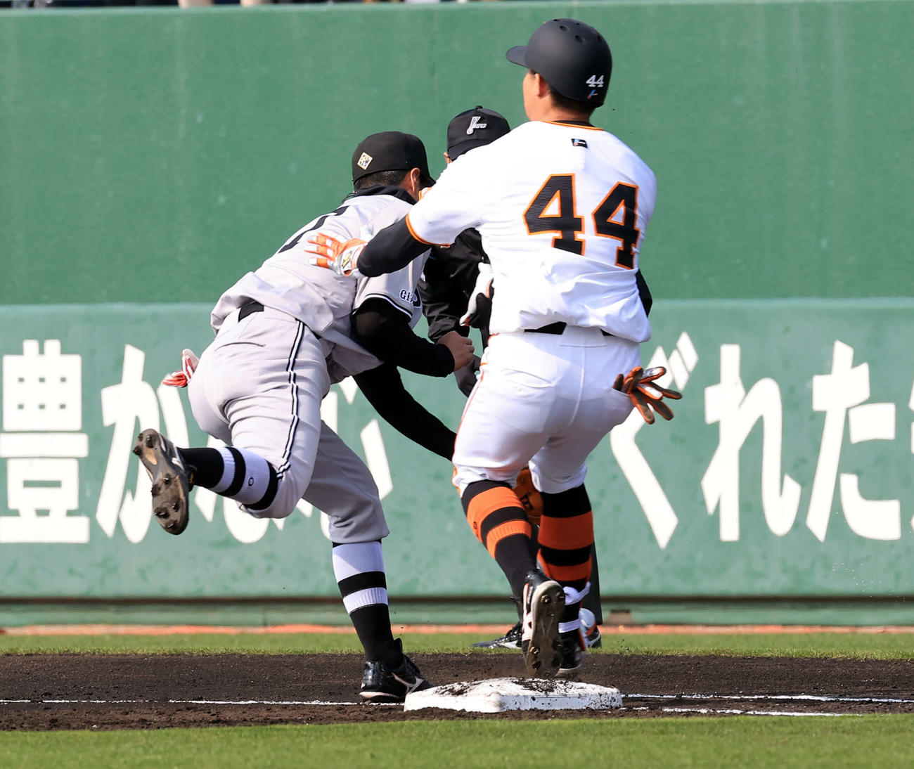 巨人紅白戦　2回裏白組無死、佐々木（右）の二塁ゴロで、送球を捕球した若林と接触する（撮影・浅見桂子）