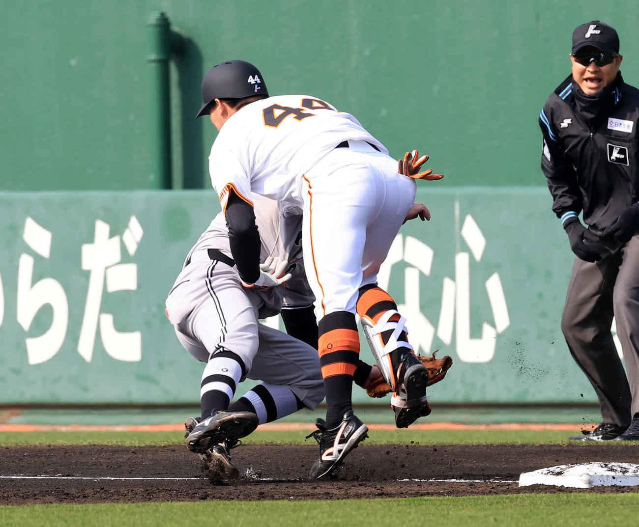 巨人紅白戦　2回裏白組無死、佐々木（右）の二塁ゴロで、送球を捕球した若林と接触する（撮影・浅見桂子）