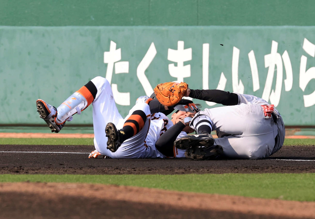 巨人紅白戦　2回裏白組無死、佐々木（右）の二塁ゴロで、送球を捕球した若林と接触する（撮影・浅見桂子）