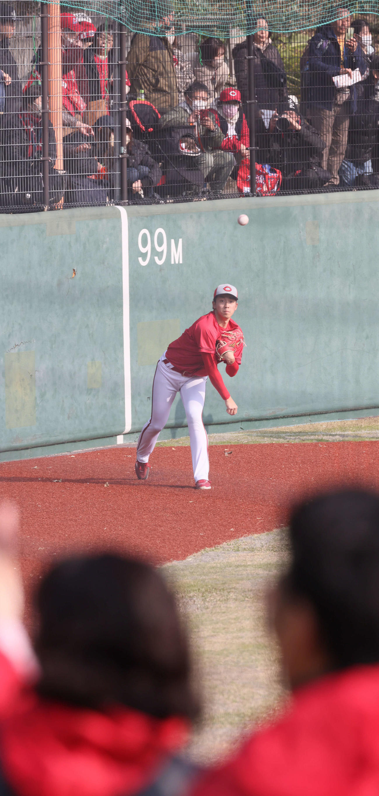 大勢のファンを前に、キャッチボールをする広島ドラフト1位の常広（撮影・加藤孝規）