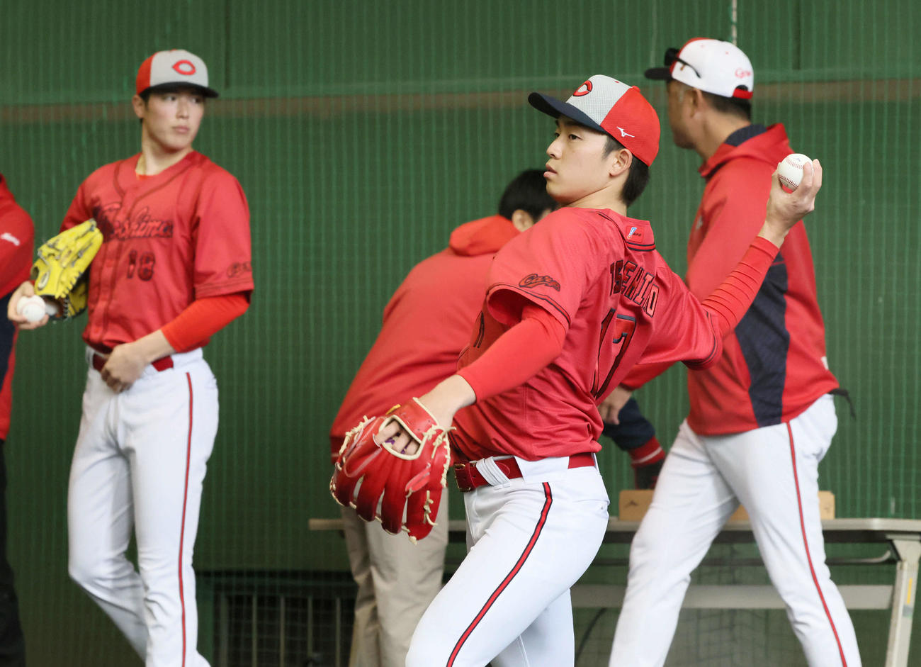 ブルペン入りした広島ドラフト1位の常広（右）と森下（左）（撮影・加藤孝規）