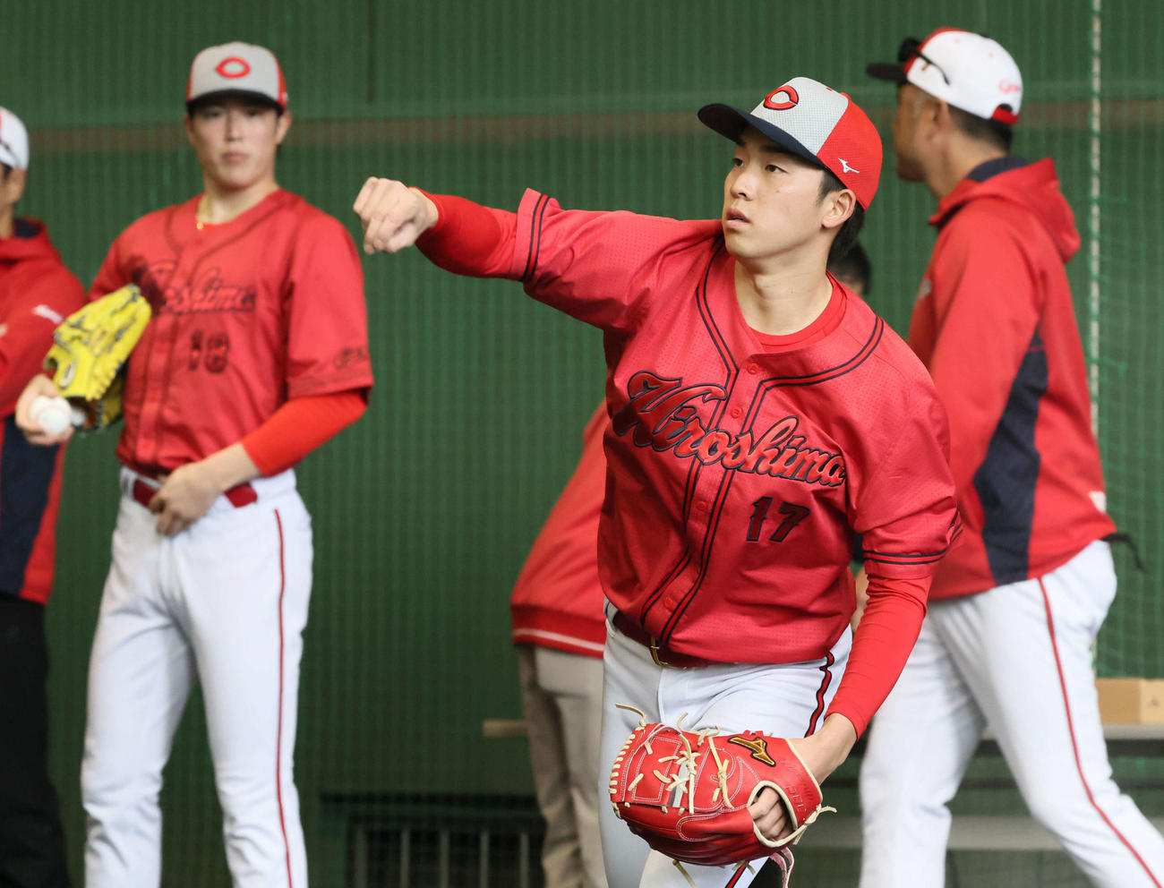 ブルペン入りした広島ドラフト1位の常広（右）と森下（左）（撮影・加藤孝規）