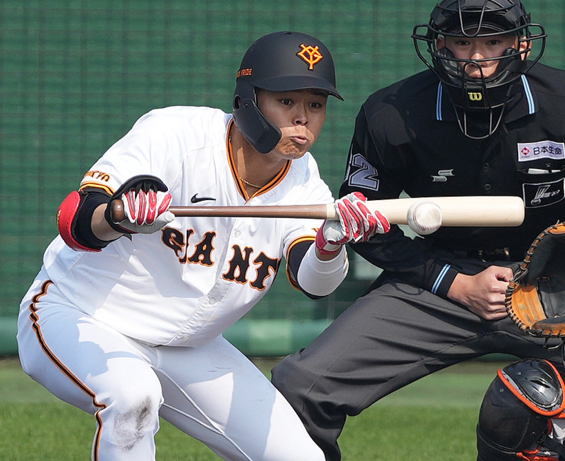 巨人紅白戦　3回裏白組1死、バントで内野安打になる中山（撮影・鈴木みどり）