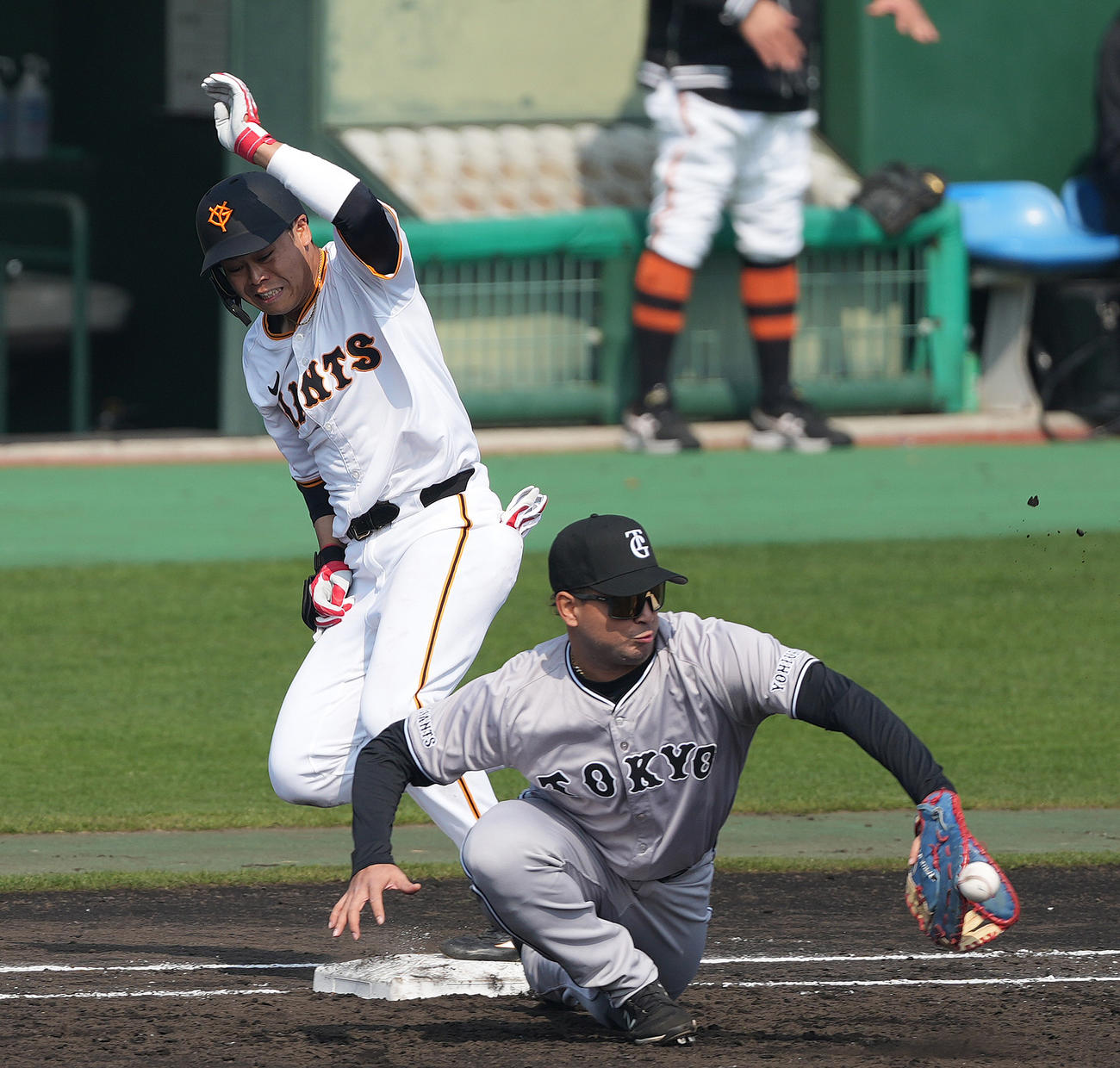 巨人紅白戦　3回裏白組1死、バントで内野安打になる中山。一塁走者ウレーニャ（撮影・鈴木みどり）