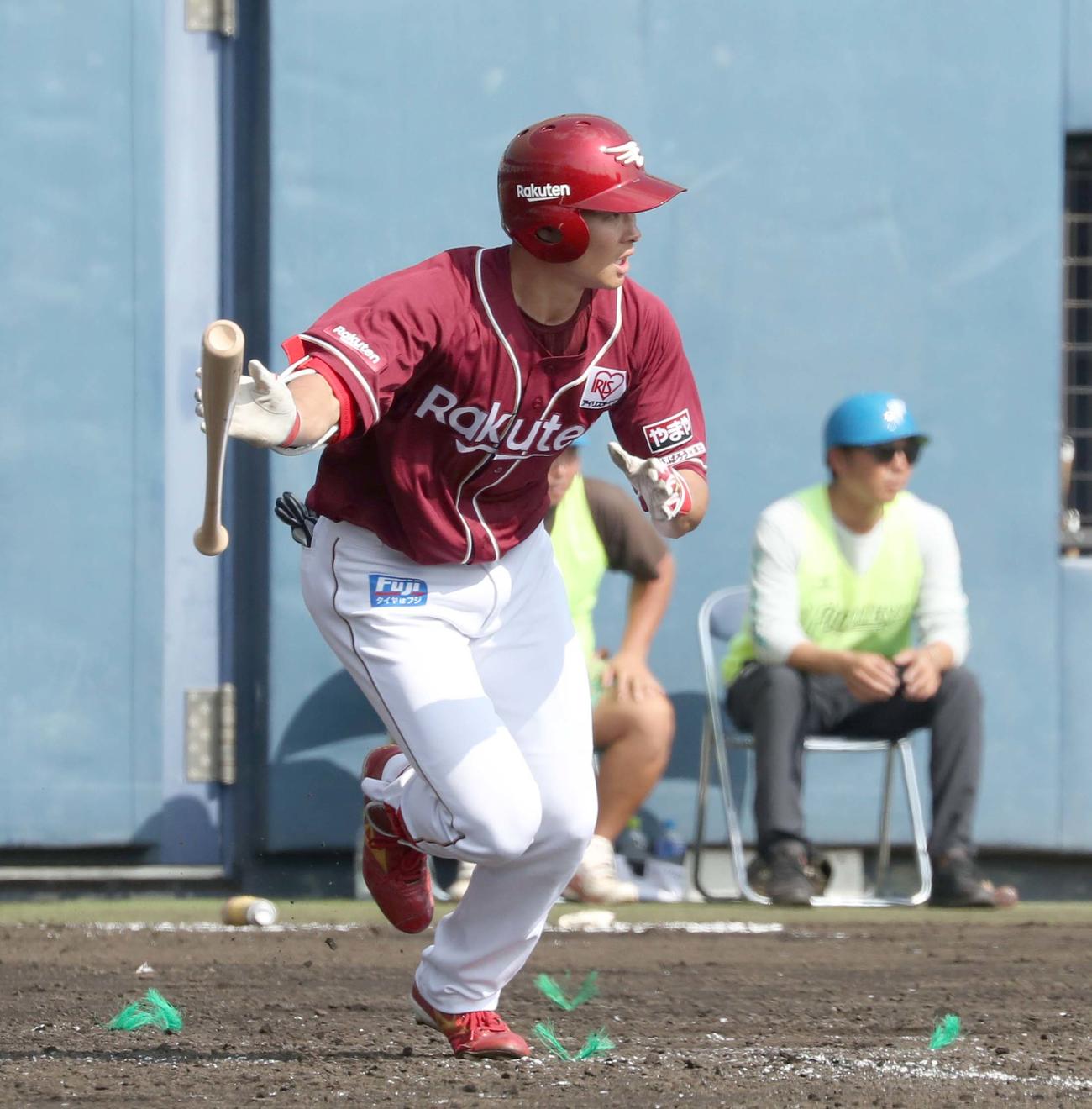 5回、中前打を放つ中島