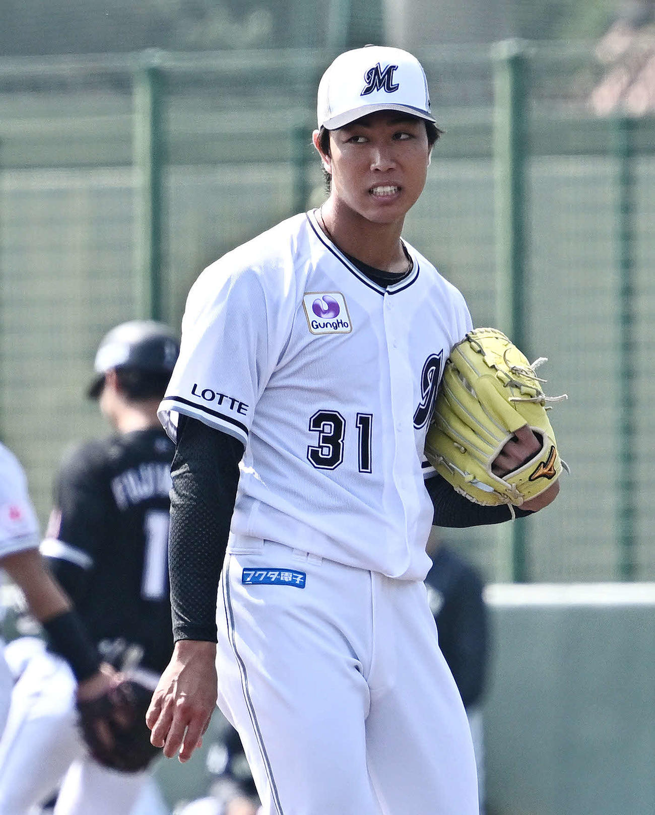 紅白戦　3回表紅組1死、藤原（後方）を空振り三振に仕留めた大谷（撮影・滝沢徹郎）