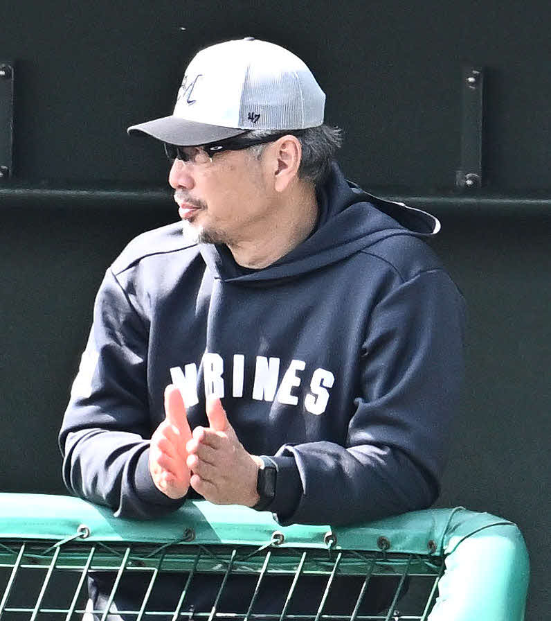 紅白戦　3回表を投げ終えた白組3番手ロッテ大谷に拍手を送る吉井監督（撮影・滝沢徹郎）
