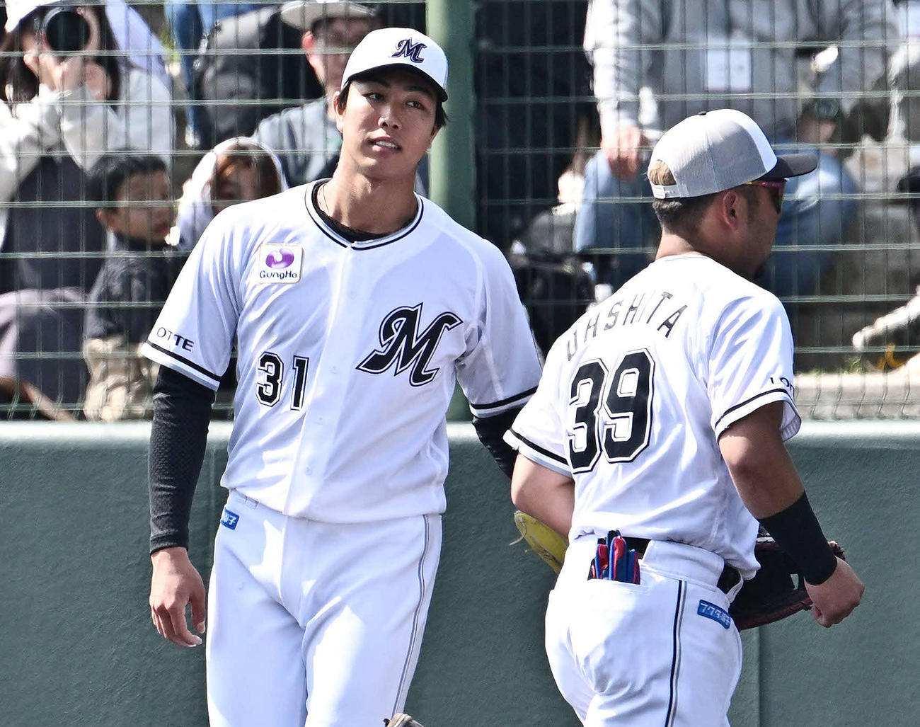 紅白戦　3回表、白組3番手で登板し3者凡退に抑えたロッテ大谷（左）は大下を迎える（撮影・滝沢徹郎）