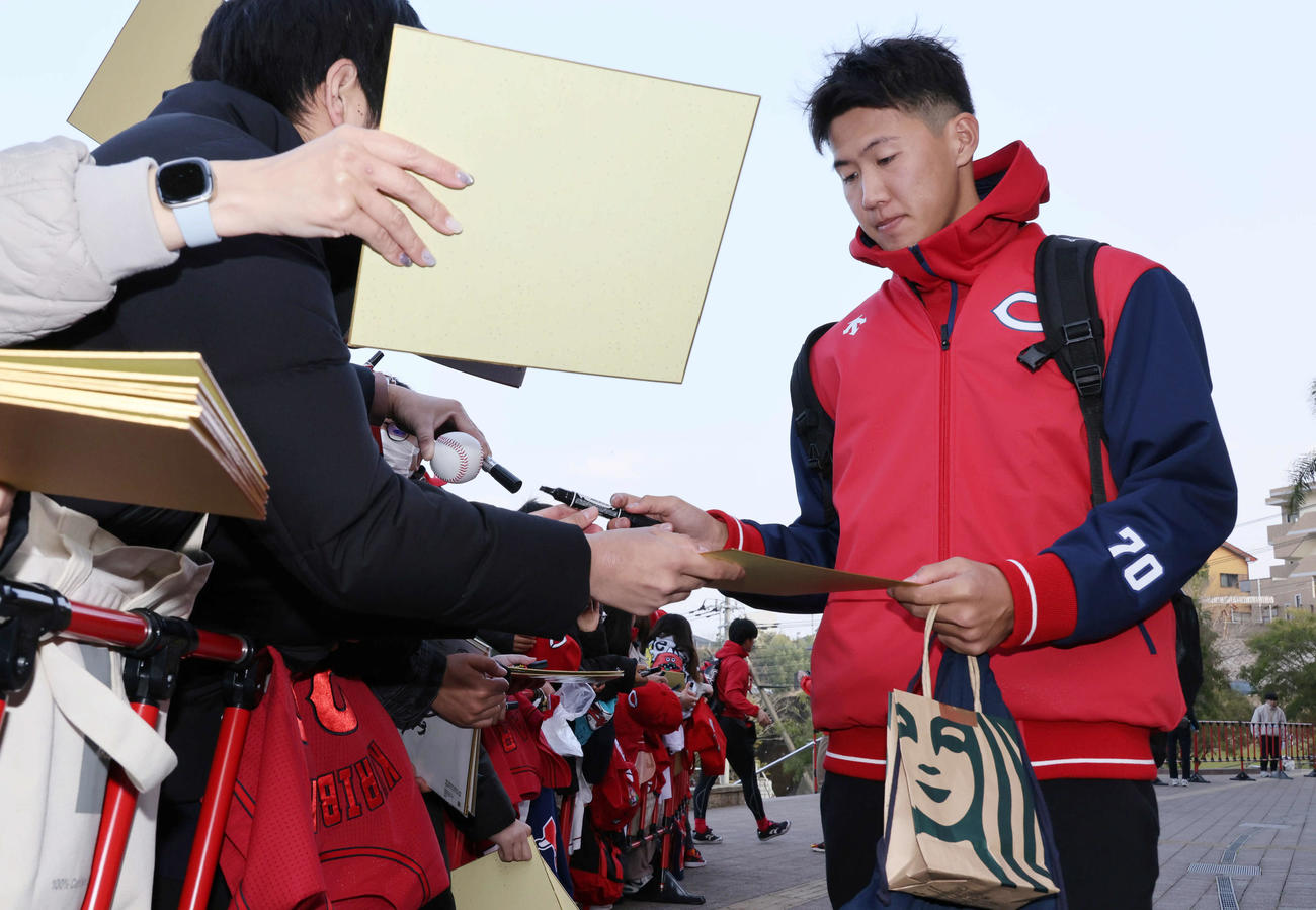待っていた大勢のファンにサインする広島日高（撮影・加藤孝規）