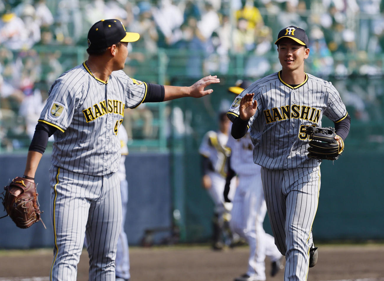 紅白戦　6回裏白組2死二塁から好守を見せ、笑顔で桐敷（左）とタッチを交わす山田（撮影・藤尾明華）