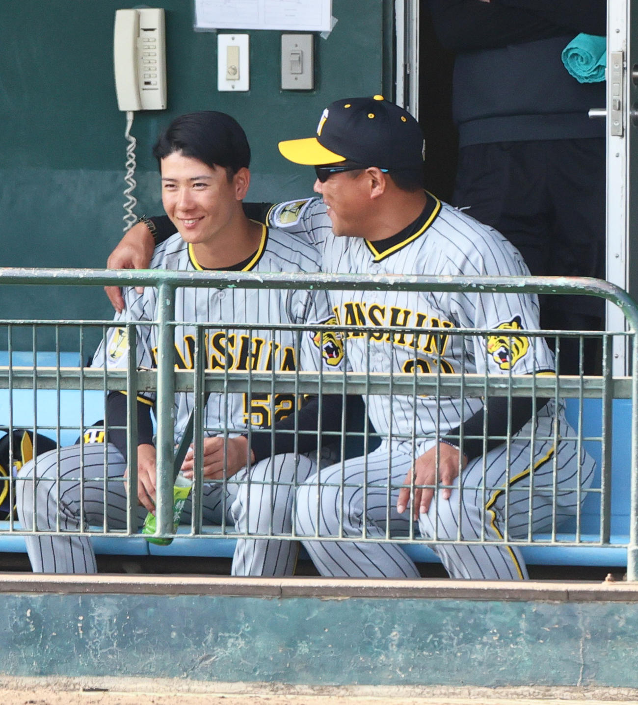 紅白戦　6回裏の守備を終えた山田（左）は北川2軍打撃コーチの話を笑顔で聞く（撮影・上山淳一）
