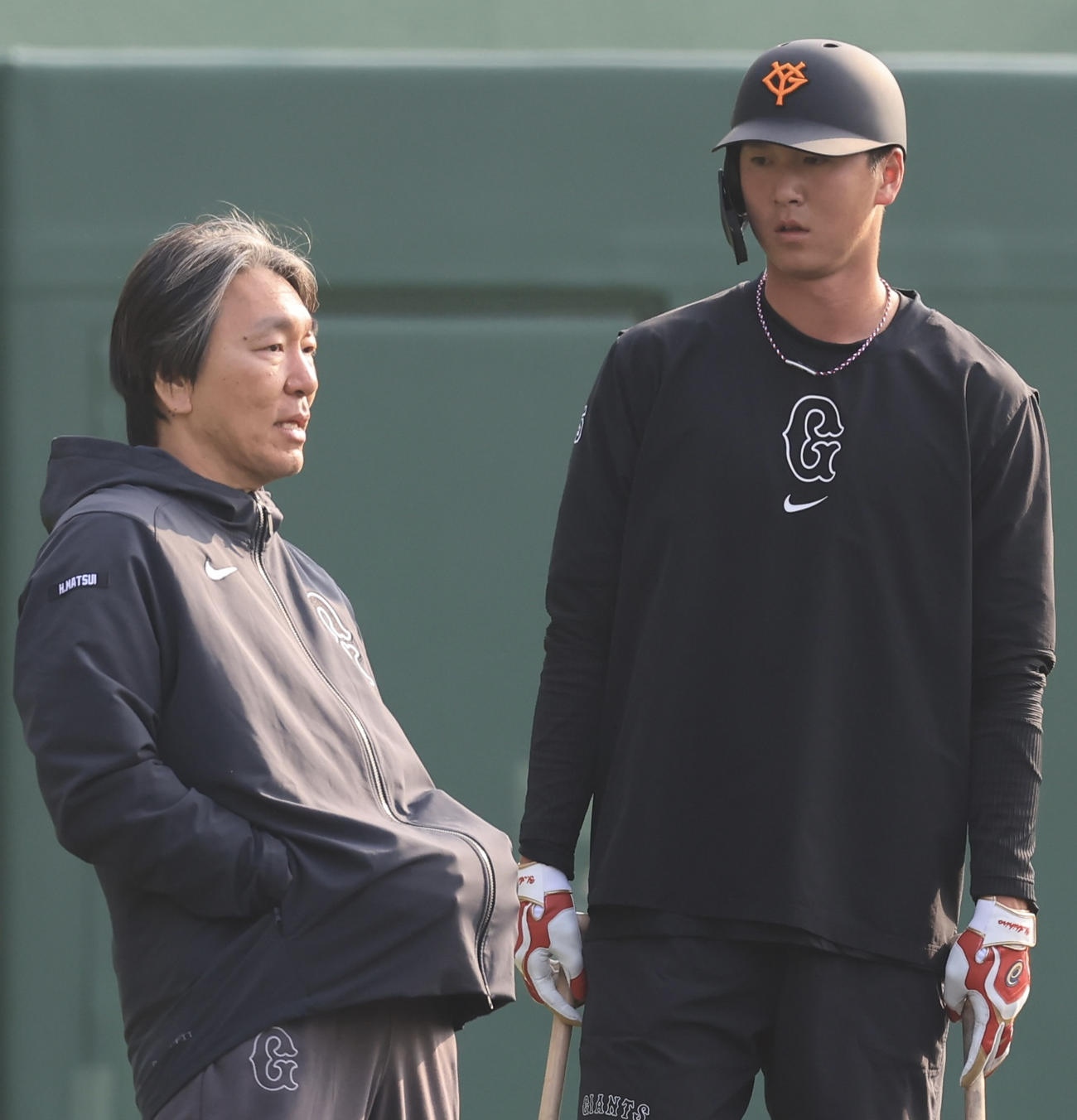 巨人松井秀喜臨時コーチ(左)にアドバイスを受ける秋広(撮影・浅見桂子)