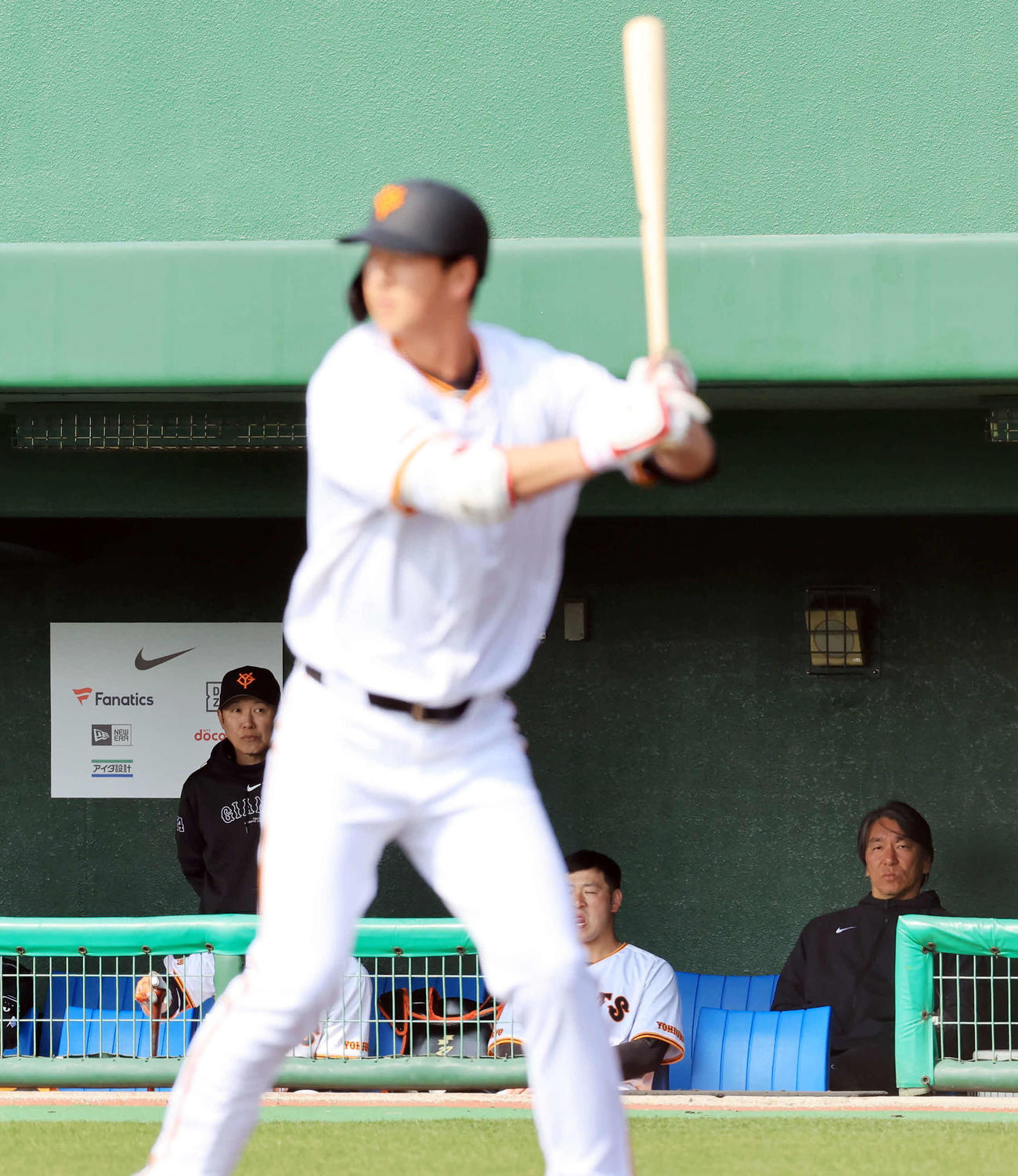 巨人紅白戦　3回裏白組1死一、三塁、打席の秋広（手前）をベンチから見つめる松井秀喜臨時コーチ（右奥）（撮影・浅見桂子）