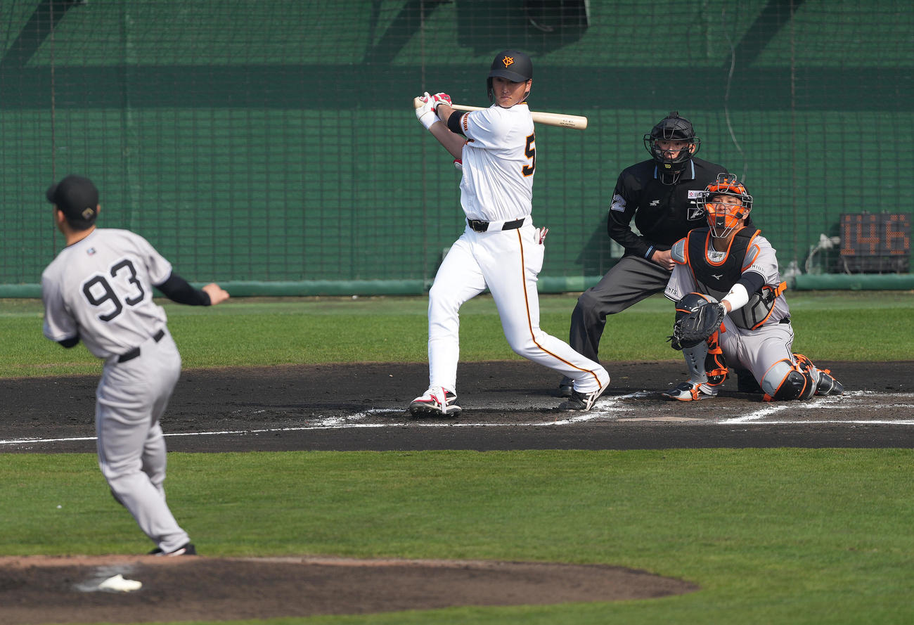 巨人紅白戦　1回裏白組2死、右前打を放つ秋広。投手松井（撮影・鈴木みどり）