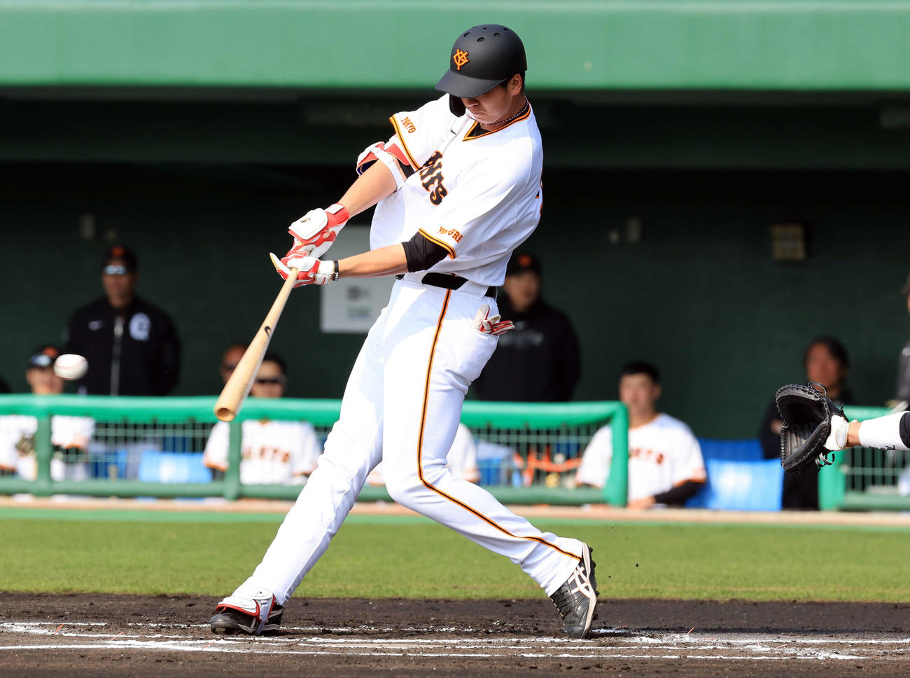 巨人紅白戦　1回裏白組2死、秋広は右前打を放つ。後方右は松井秀喜臨時コーチ（撮影・浅見桂子）