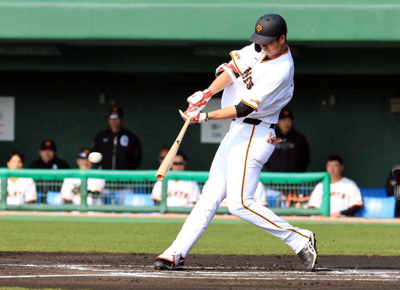 巨人紅白戦　1回裏白組2死、秋広は右前打を放つ（撮影・浅見桂子）