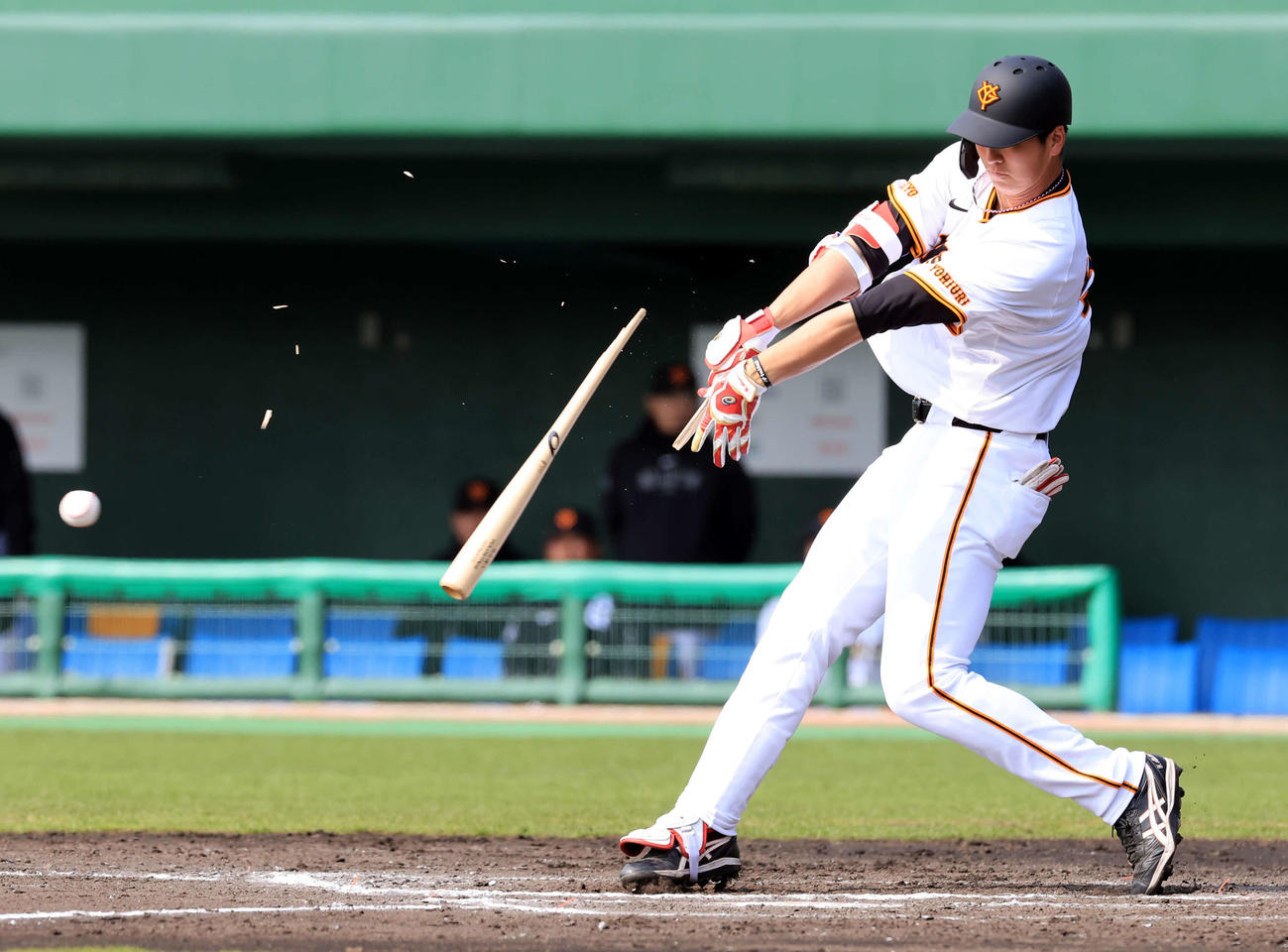 巨人紅白戦　5回裏白組2死一、二塁、秋広はバットを折りながら中前適時打を放つ（撮影・浅見桂子）