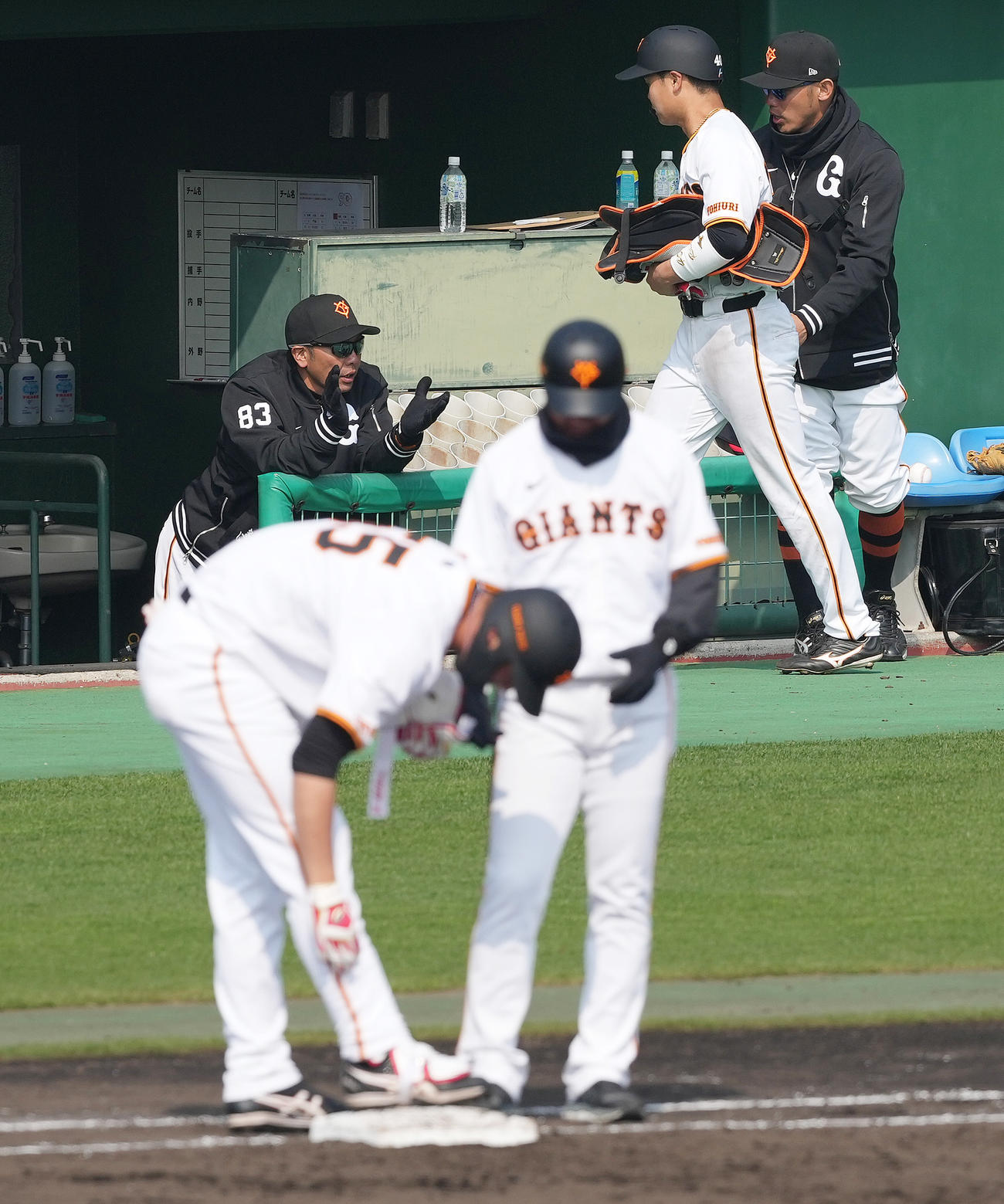 巨人紅白戦　5回裏白組2死一、二塁、秋広（手前左）の先制適時打で生還した二塁走者中山（後方中央）を拍手で迎える阿部監督（同左）（撮影・鈴木みどり）