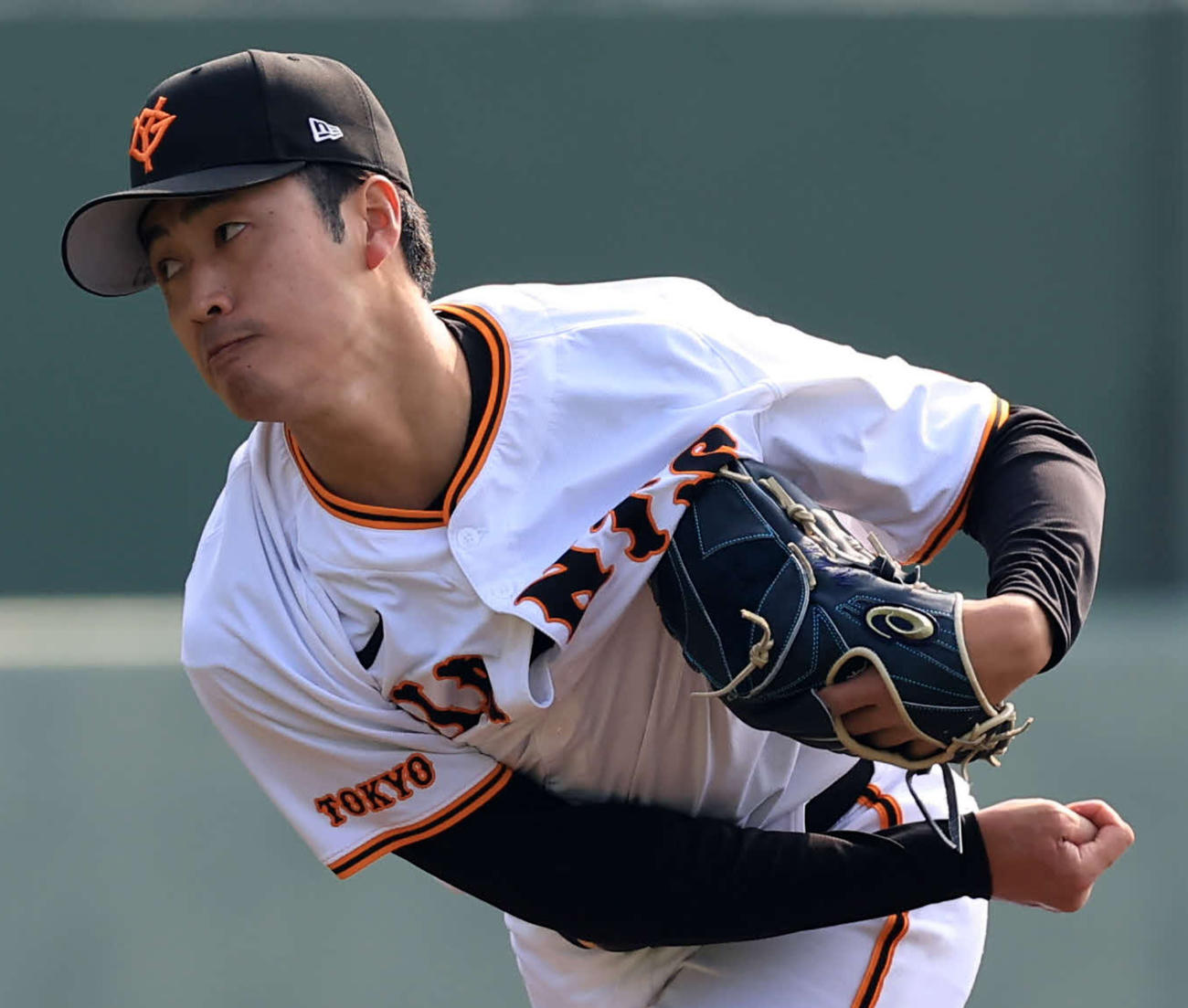 巨人紅白戦　力投する白組先発の西舘（撮影・浅見桂子）