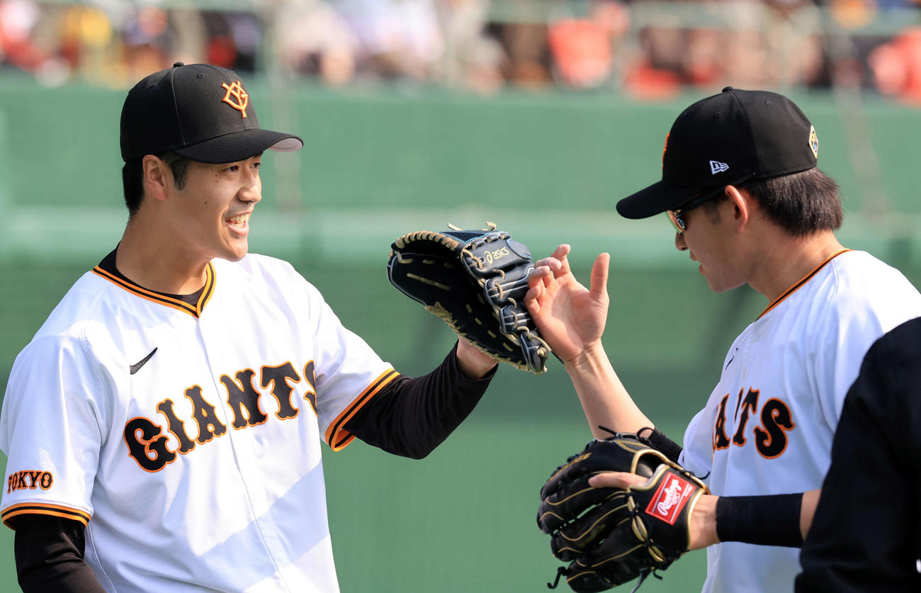 巨人紅白戦　1回表紅組の攻撃を3人で抑えた西舘（左）は好守を見せた萩尾とハイタッチ（撮影・浅見桂子）